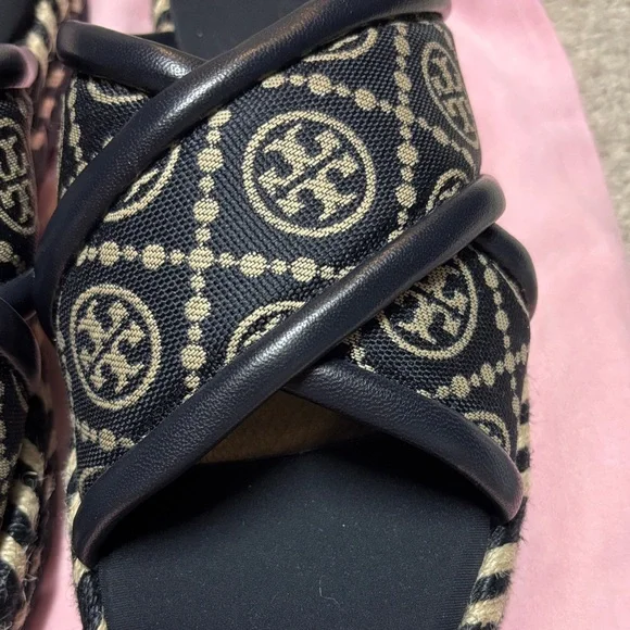 Tory Burch perfect Navy and Tan Patterned Sandals 8 NEW - Picture 3 of 4